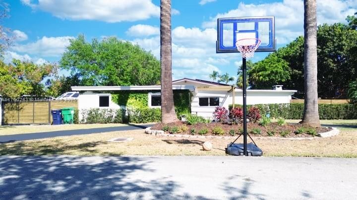 Recently Sold: $1,295,000 (3 beds, 2 baths, 1829 Square Feet)