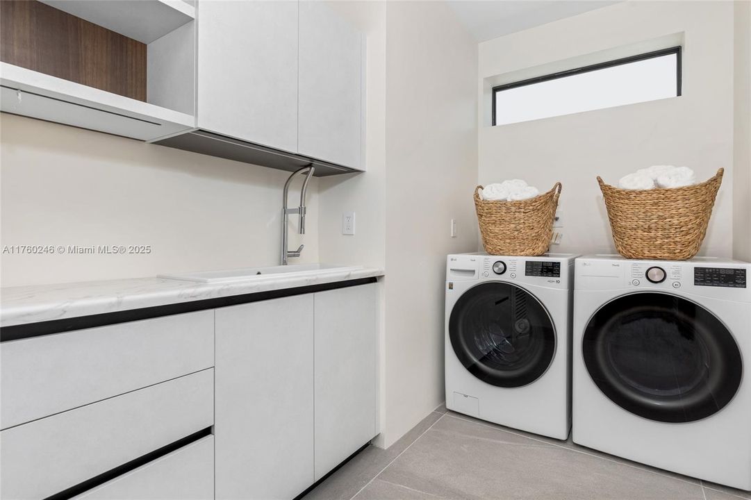 Под контрактом: $4,900,000 (6 спален, 6 ванн, 4511 Квадратных фут)