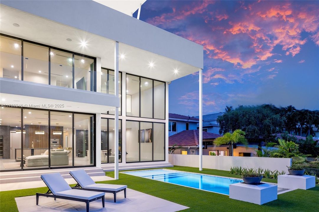 Под контрактом: $4,900,000 (6 спален, 6 ванн, 4511 Квадратных фут)