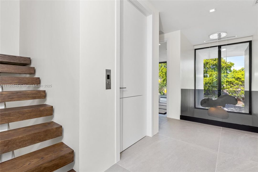 Под контрактом: $4,900,000 (6 спален, 6 ванн, 4511 Квадратных фут)