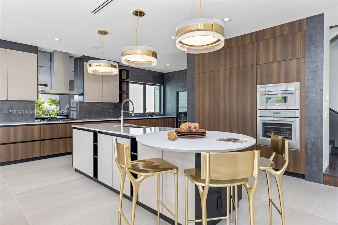 Под контрактом: $4,900,000 (6 спален, 6 ванн, 4511 Квадратных фут)