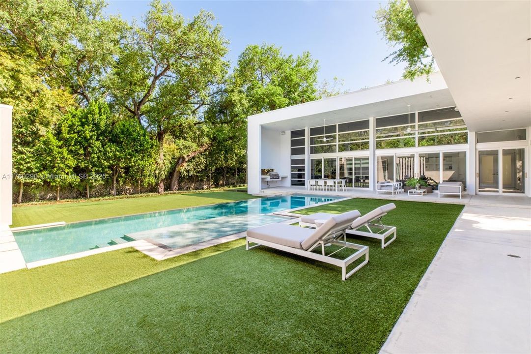 Recently Sold: $9,475,000 (5 beds, 6 baths, 4827 Square Feet)