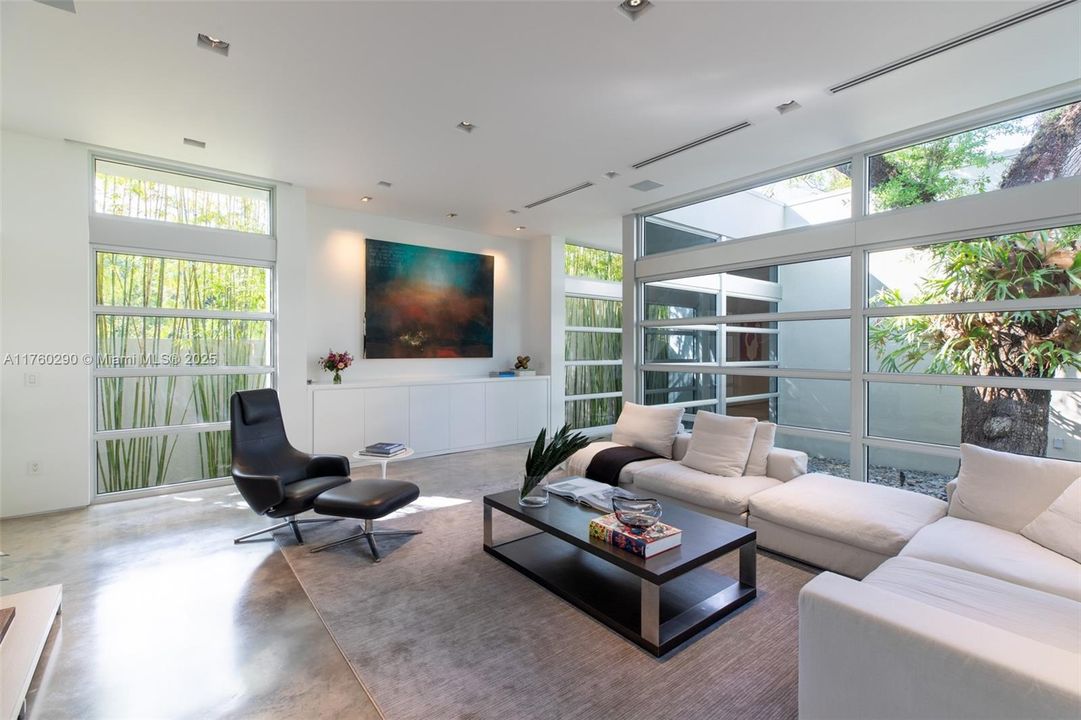 Recently Sold: $9,475,000 (5 beds, 6 baths, 4827 Square Feet)