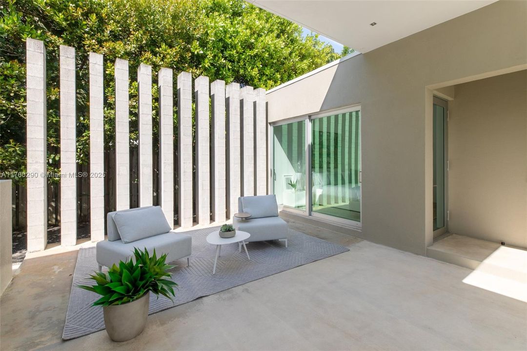 Recently Sold: $9,475,000 (5 beds, 6 baths, 4827 Square Feet)