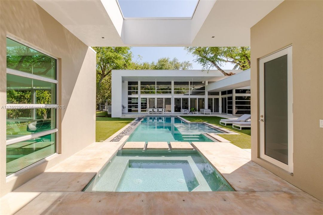 Recently Sold: $9,475,000 (5 beds, 6 baths, 4827 Square Feet)