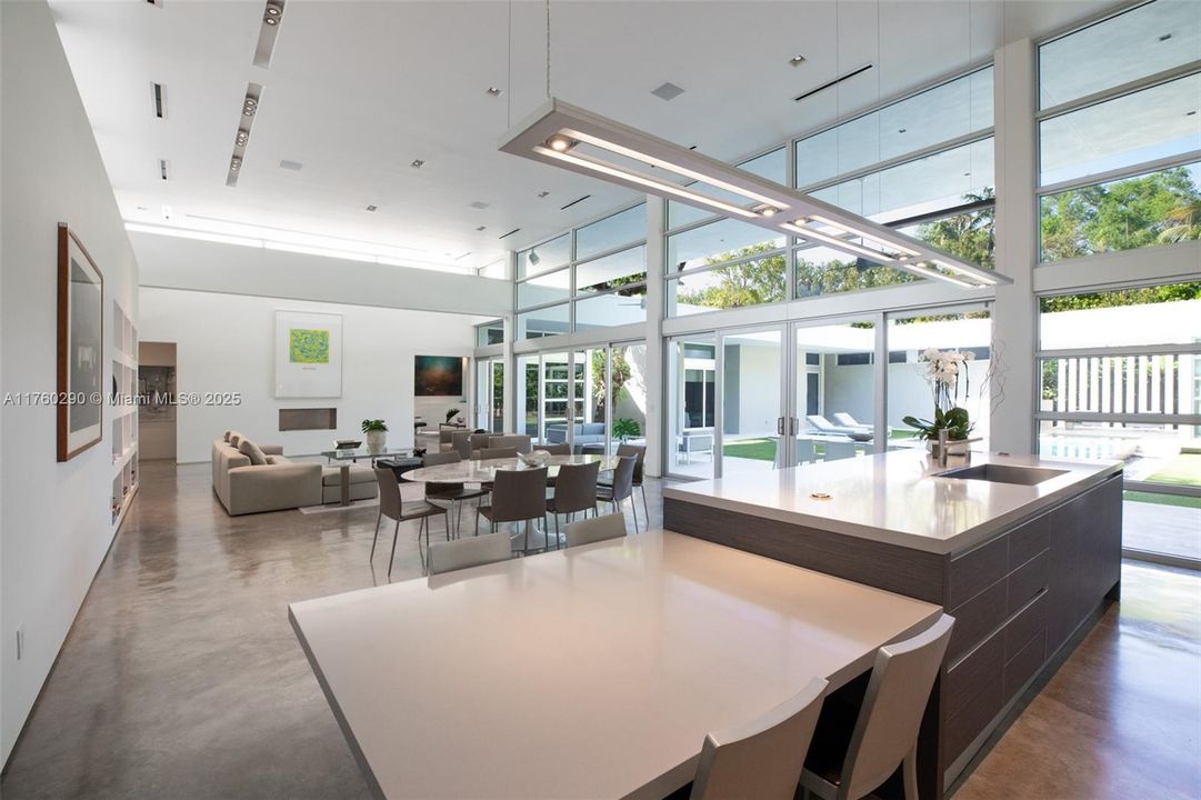 Recently Sold: $9,475,000 (5 beds, 6 baths, 4827 Square Feet)