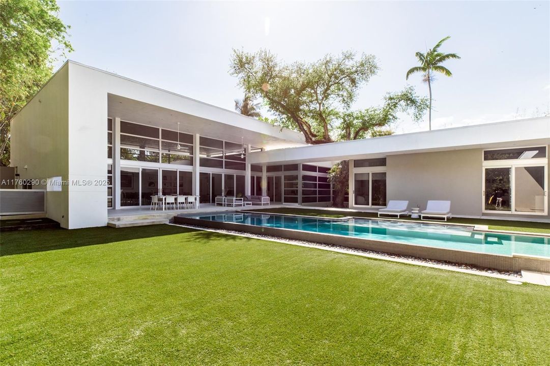 Recently Sold: $9,475,000 (5 beds, 6 baths, 4827 Square Feet)