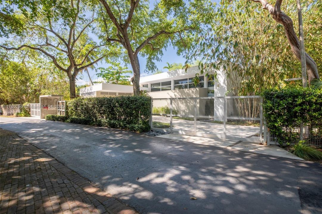 Recently Sold: $9,475,000 (5 beds, 6 baths, 4827 Square Feet)