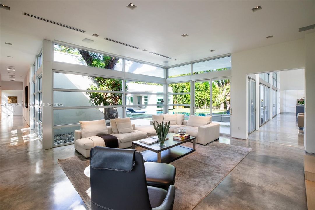 Recently Sold: $9,475,000 (5 beds, 6 baths, 4827 Square Feet)