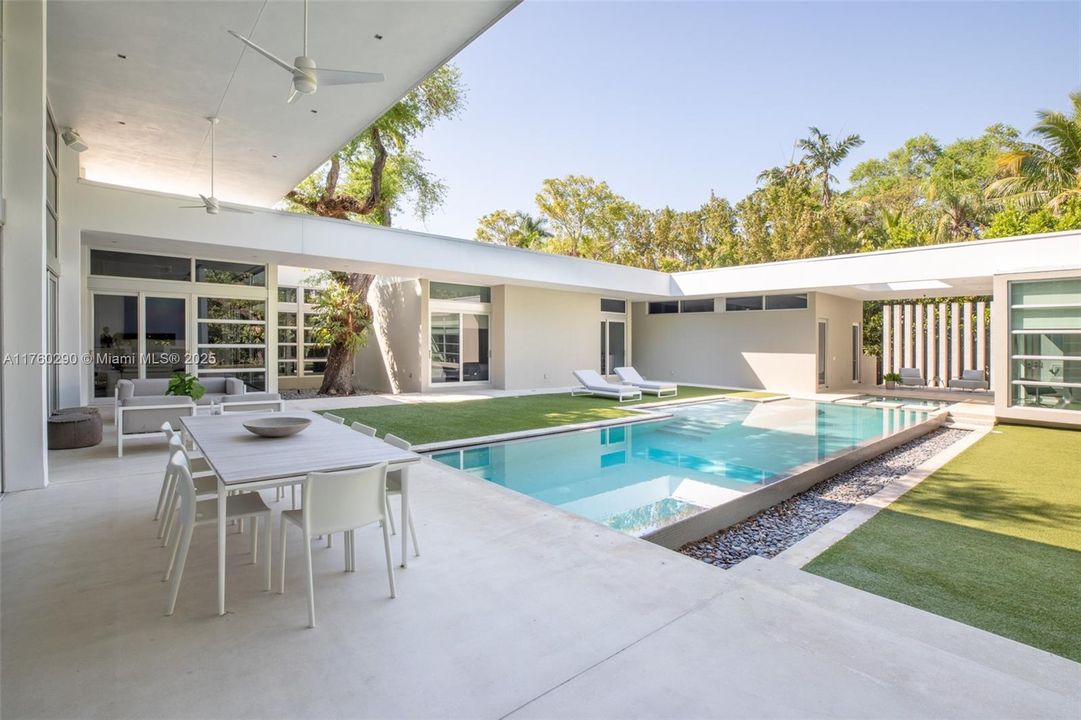 Recently Sold: $9,475,000 (5 beds, 6 baths, 4827 Square Feet)