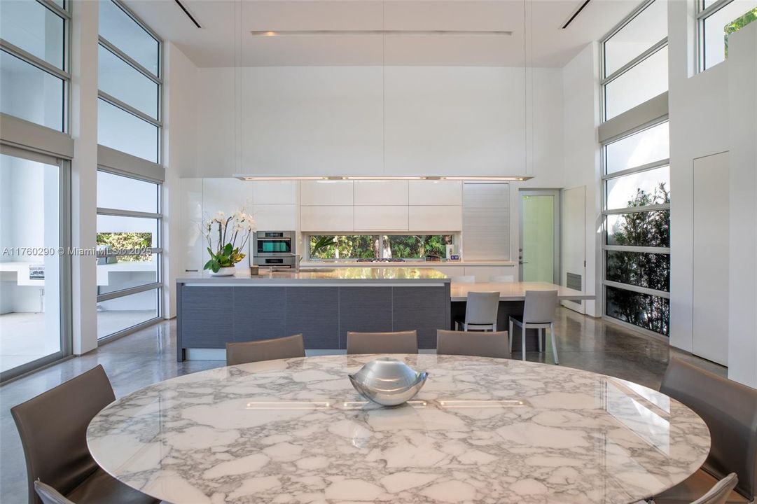 Recently Sold: $9,475,000 (5 beds, 6 baths, 4827 Square Feet)