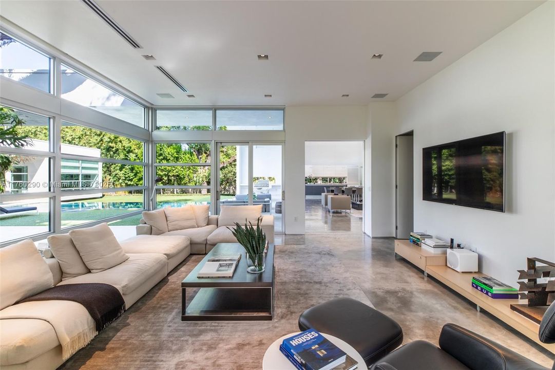 Recently Sold: $9,475,000 (5 beds, 6 baths, 4827 Square Feet)