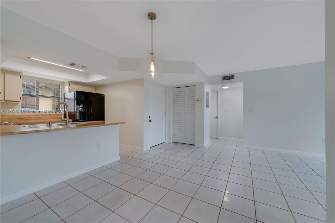 Recently Sold: $345,000 (2 beds, 2 baths, 1012 Square Feet)