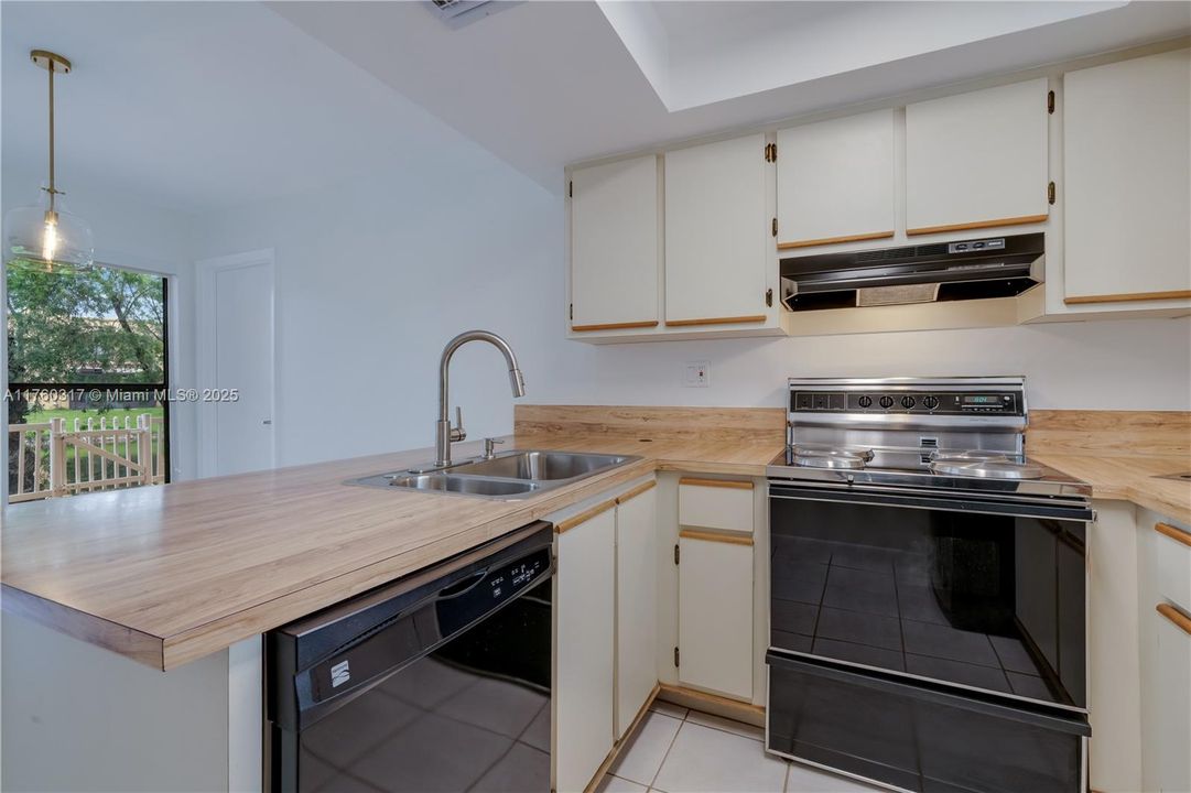 Recently Sold: $345,000 (2 beds, 2 baths, 1012 Square Feet)