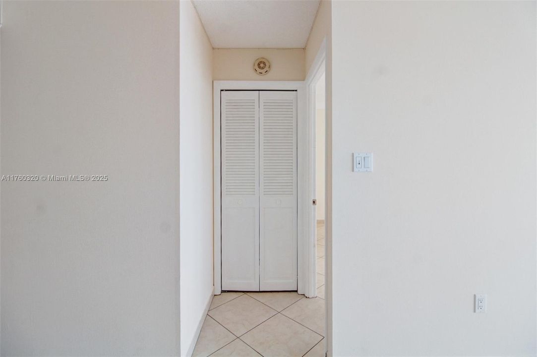 待售: $210,000 (1 贝兹, 1 浴室, 1005 平方英尺)