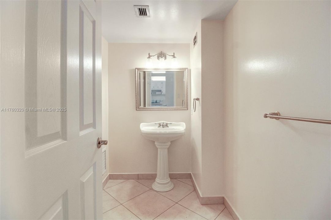 待售: $210,000 (1 贝兹, 1 浴室, 1005 平方英尺)