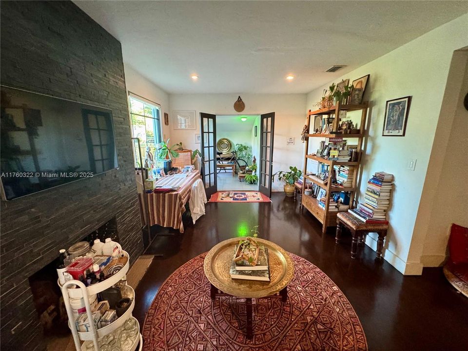 待售: $849,000 (2 贝兹, 2 浴室, 1227 平方英尺)