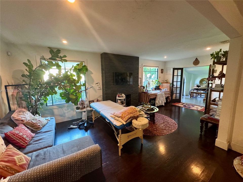 待售: $849,000 (2 贝兹, 2 浴室, 1227 平方英尺)