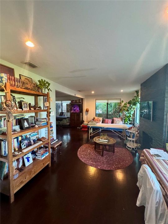 待售: $849,000 (2 贝兹, 2 浴室, 1227 平方英尺)