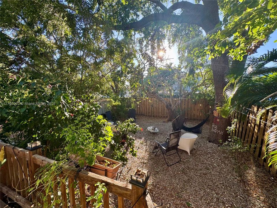 待售: $849,000 (2 贝兹, 2 浴室, 1227 平方英尺)