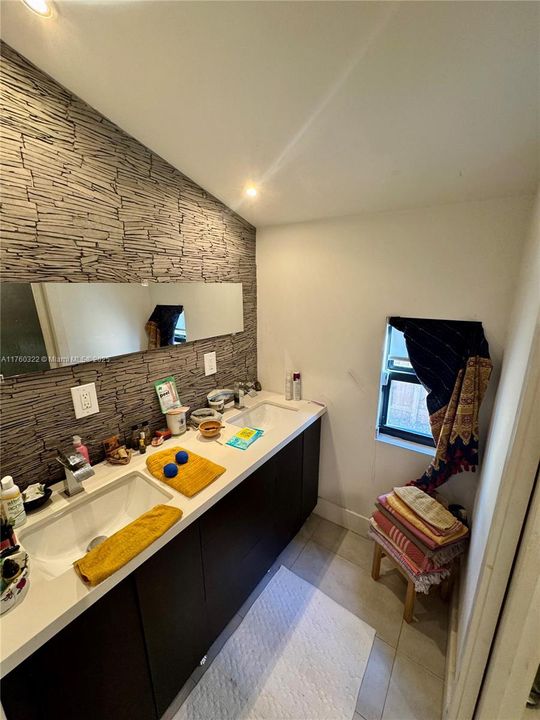 待售: $849,000 (2 贝兹, 2 浴室, 1227 平方英尺)