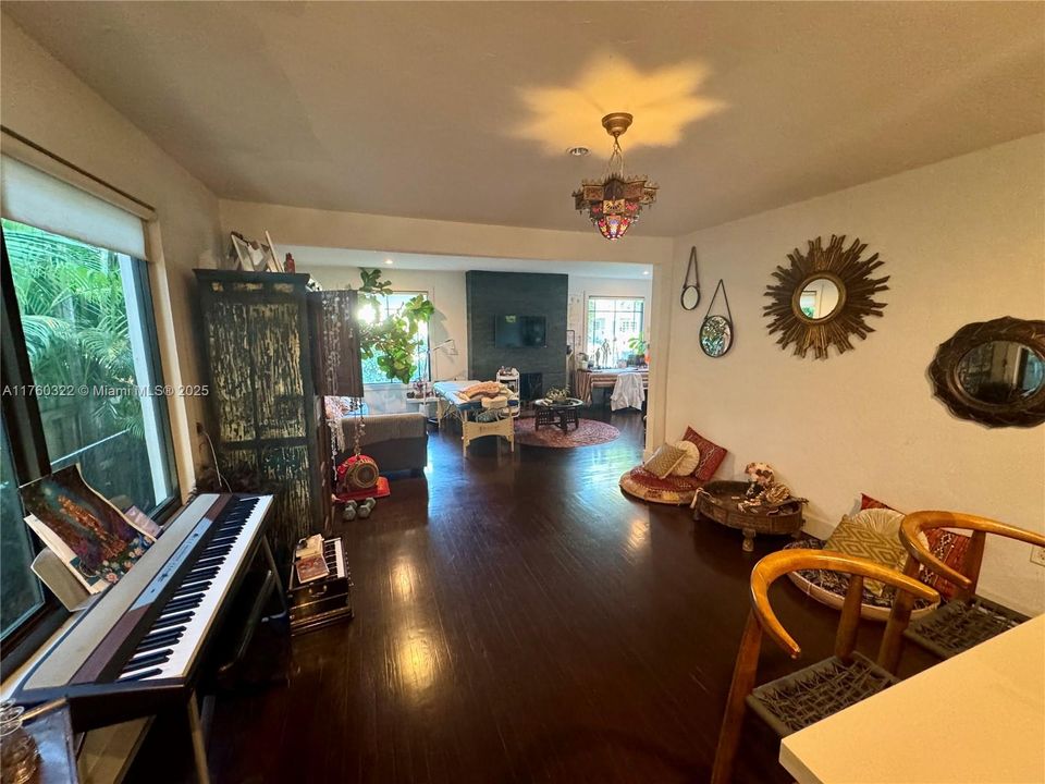 待售: $849,000 (2 贝兹, 2 浴室, 1227 平方英尺)