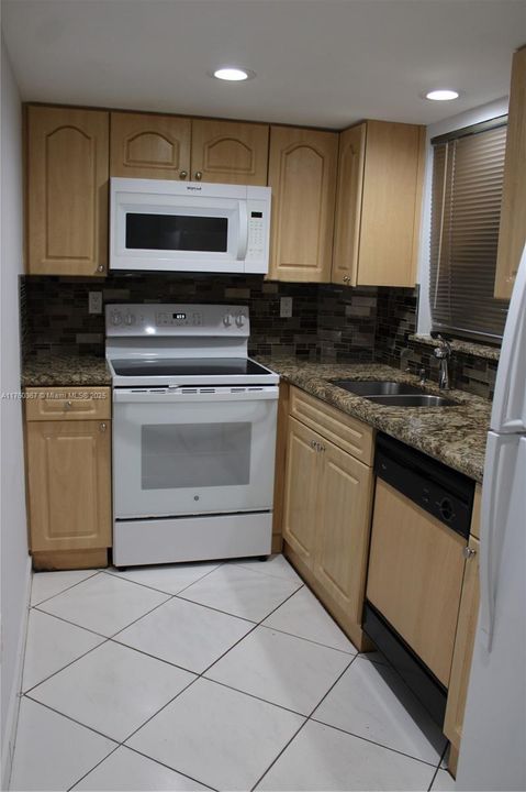 Active With Contract: $219,900 (1 beds, 1 baths, 820 Square Feet)