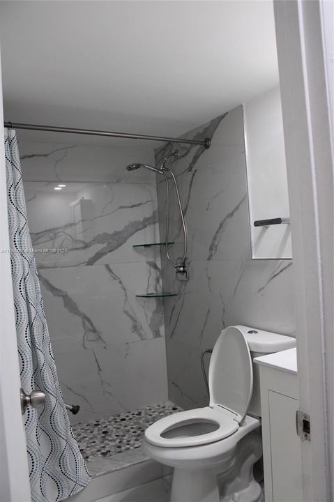 Active With Contract: $219,900 (1 beds, 1 baths, 820 Square Feet)