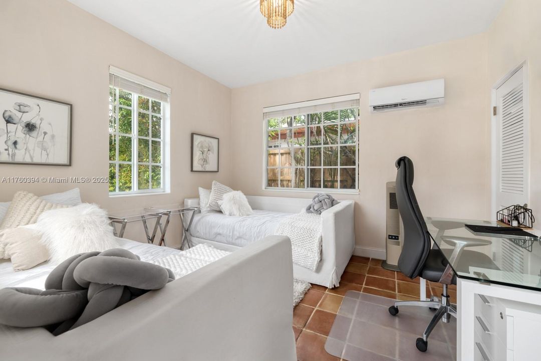 最近售出: $3,250,000 (5 贝兹, 4 浴室, 2577 平方英尺)