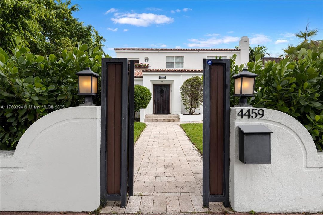 最近售出: $3,250,000 (5 贝兹, 4 浴室, 2577 平方英尺)