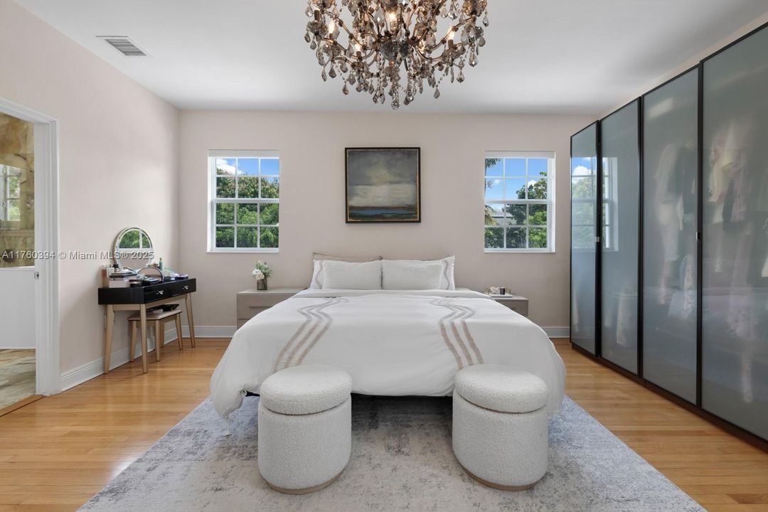 最近售出: $3,250,000 (5 贝兹, 4 浴室, 2577 平方英尺)