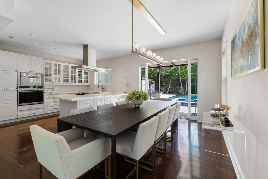 最近售出: $3,250,000 (5 贝兹, 4 浴室, 2577 平方英尺)