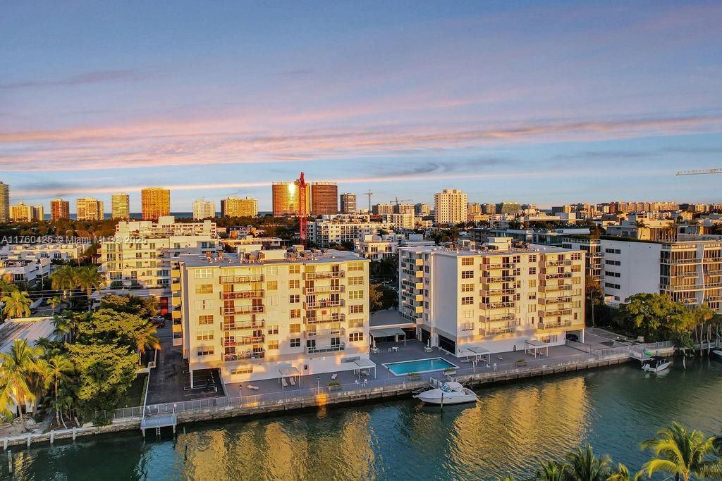 Vendido Recientemente: $599,000 (2 camas, 2 baños, 1484 Pies cuadrados)