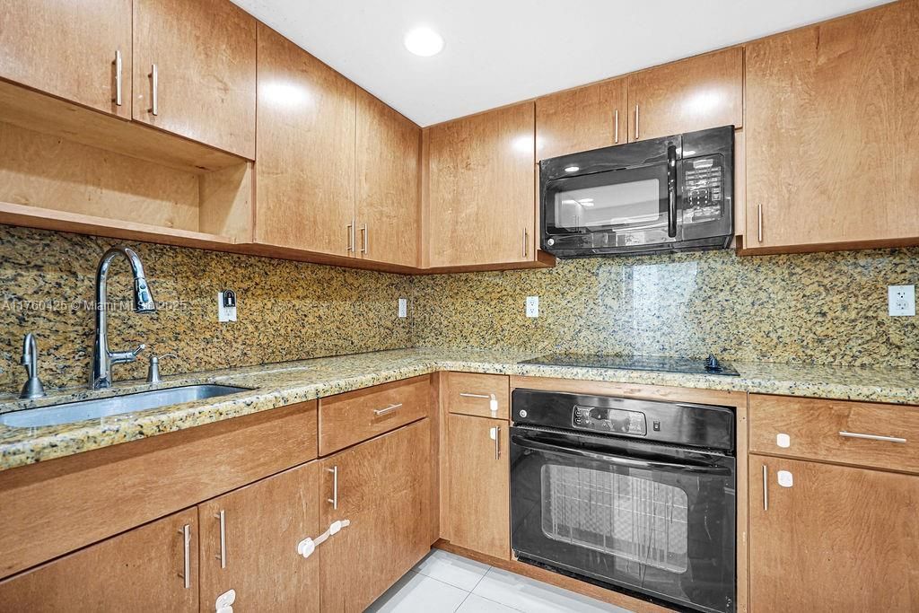 Vendido Recientemente: $599,000 (2 camas, 2 baños, 1484 Pies cuadrados)