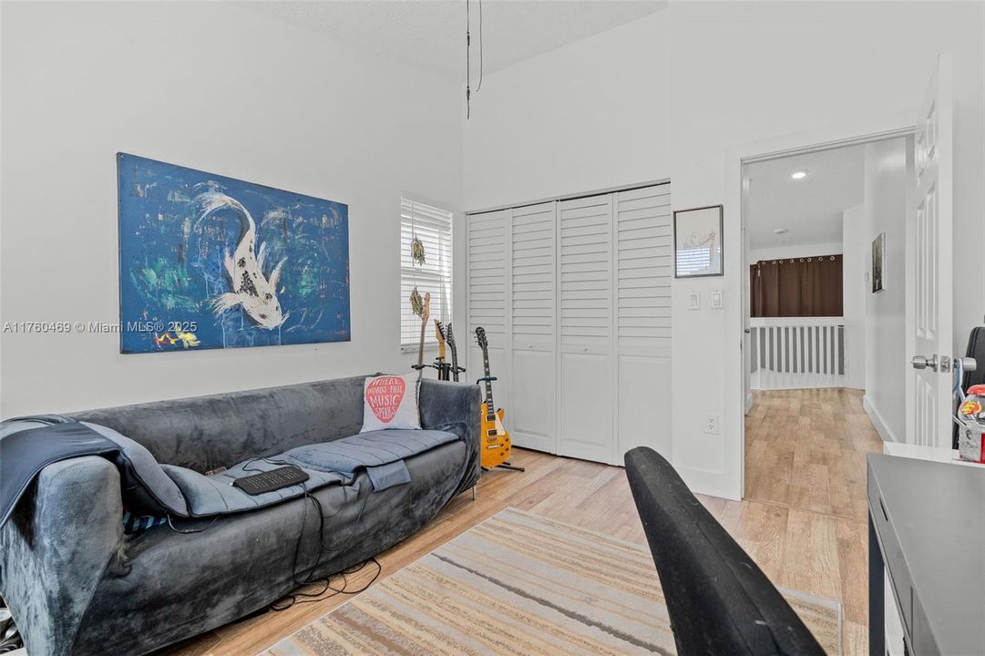 合同活跃: $565,000 (3 贝兹, 2 浴室, 1807 平方英尺)