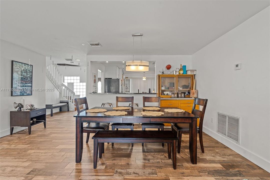 合同活跃: $565,000 (3 贝兹, 2 浴室, 1807 平方英尺)