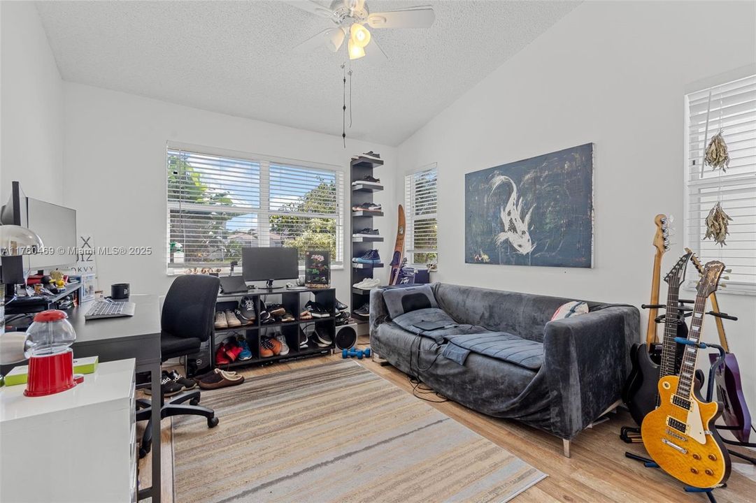 合同活跃: $565,000 (3 贝兹, 2 浴室, 1807 平方英尺)