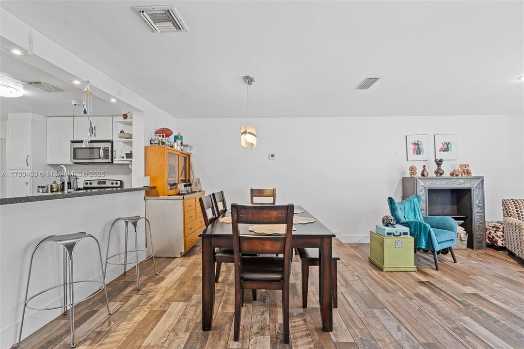 合同活跃: $565,000 (3 贝兹, 2 浴室, 1807 平方英尺)