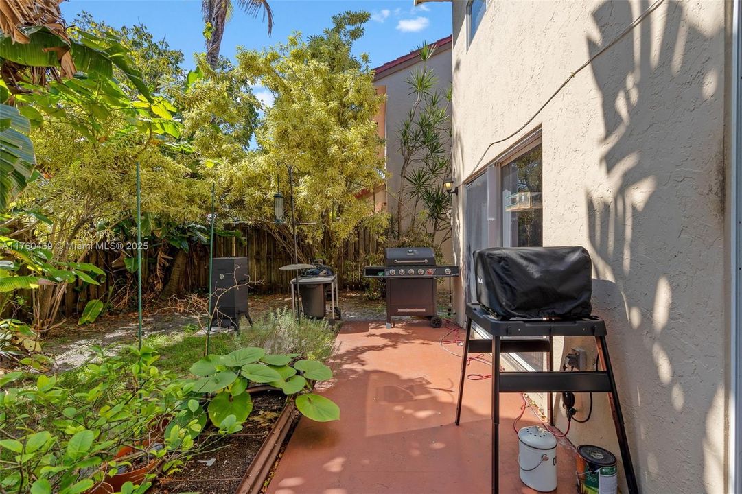 合同活跃: $565,000 (3 贝兹, 2 浴室, 1807 平方英尺)