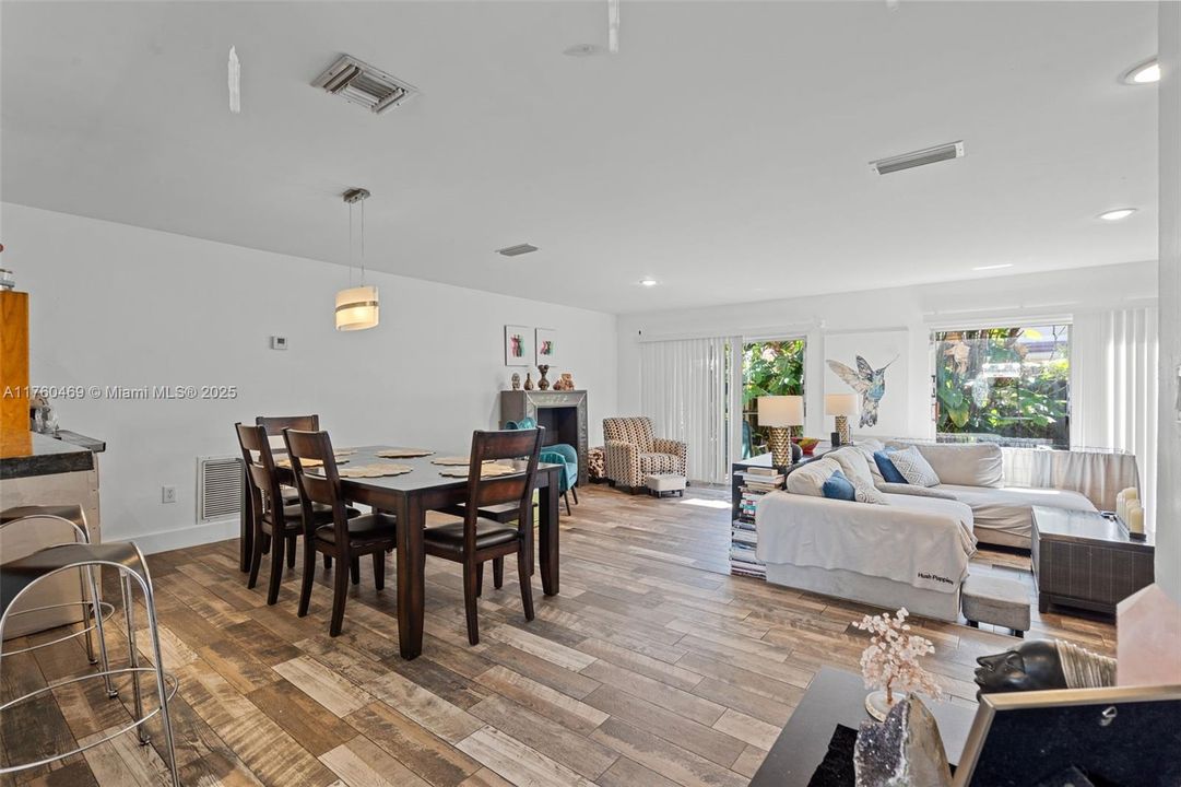 合同活跃: $565,000 (3 贝兹, 2 浴室, 1807 平方英尺)