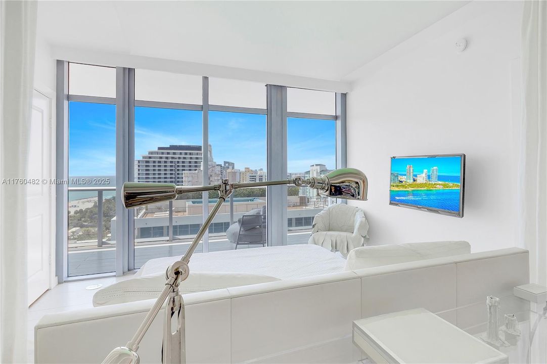 Recently Sold: $5,950,000 (3 beds, 3 baths, 2326 Square Feet)