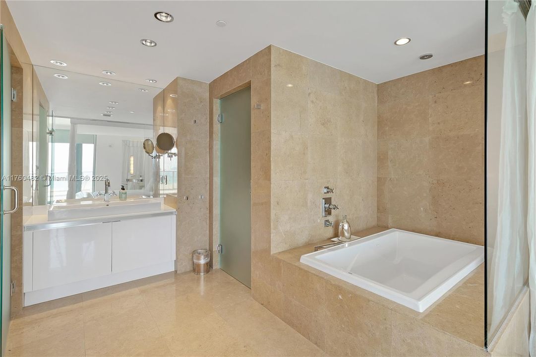 Recently Sold: $5,950,000 (3 beds, 3 baths, 2326 Square Feet)