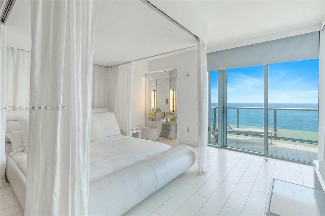 Recently Sold: $5,950,000 (3 beds, 3 baths, 2326 Square Feet)