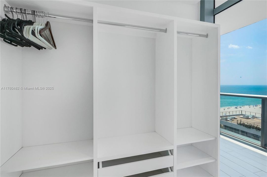 Recently Sold: $5,950,000 (3 beds, 3 baths, 2326 Square Feet)