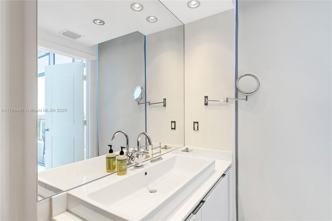 Recently Sold: $5,950,000 (3 beds, 3 baths, 2326 Square Feet)