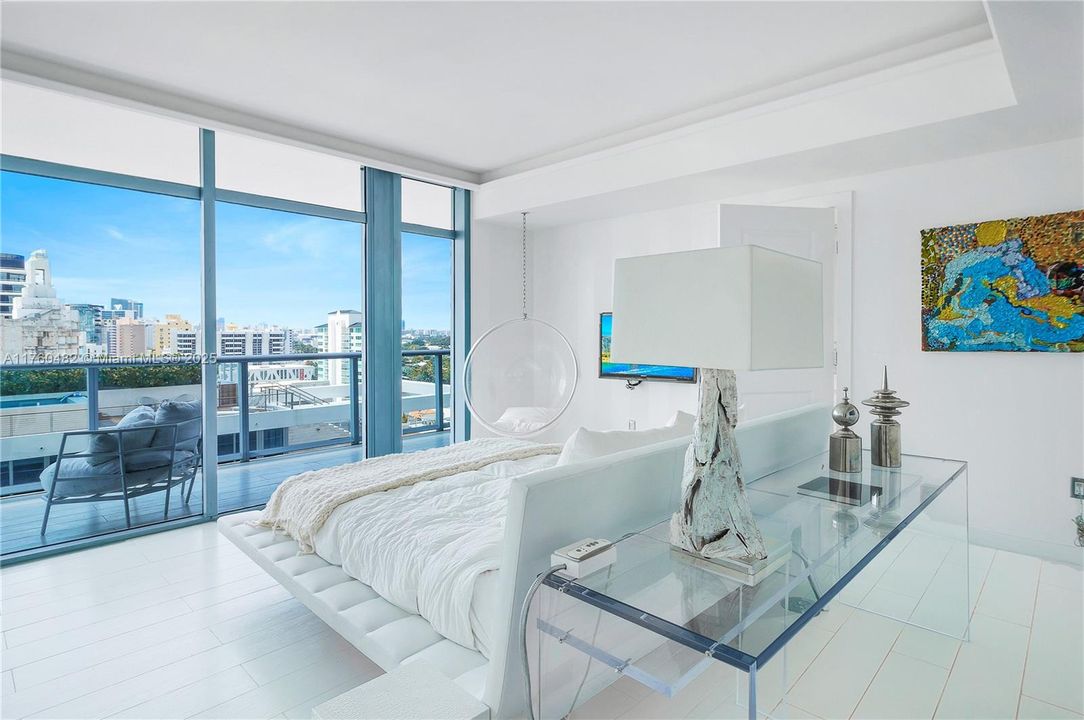 Recently Sold: $5,950,000 (3 beds, 3 baths, 2326 Square Feet)