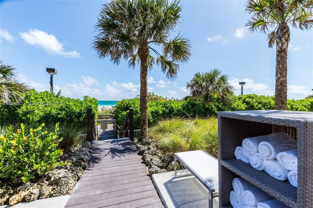 Recently Sold: $5,950,000 (3 beds, 3 baths, 2326 Square Feet)