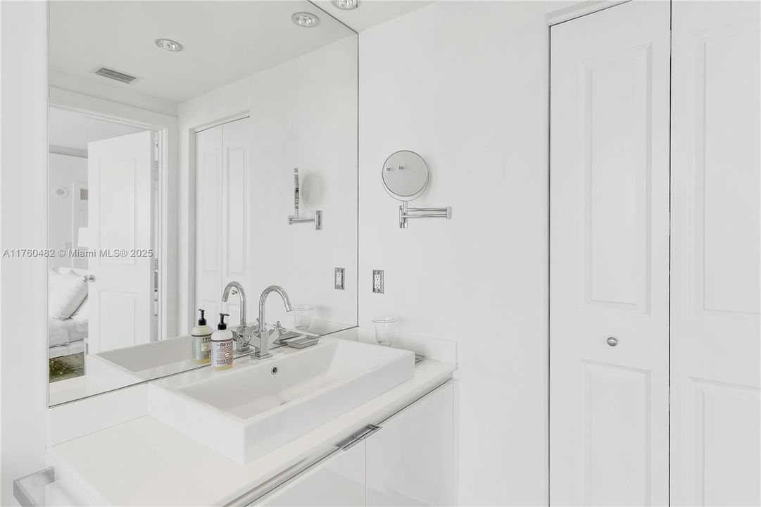 Recently Sold: $5,950,000 (3 beds, 3 baths, 2326 Square Feet)