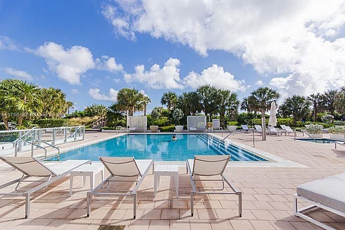 Recently Sold: $5,950,000 (3 beds, 3 baths, 2326 Square Feet)