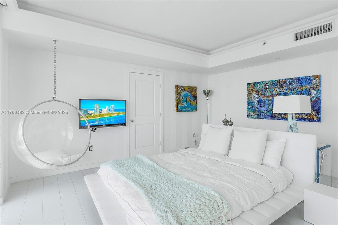 Recently Sold: $5,950,000 (3 beds, 3 baths, 2326 Square Feet)